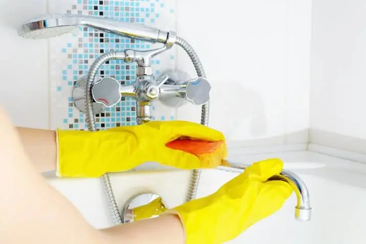 sponge-cleaning-bathtub-fixture